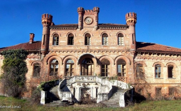Maestosa villa neogotica della metà del XIX secolo