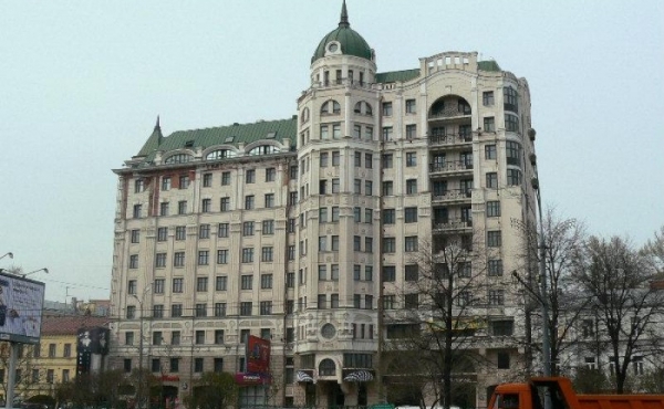 Uffici di classe B+ in affitto in elegante palazzo in zona Mayakovskaya