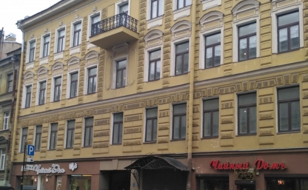 Palazzetto accostato di 1200 mq in affitto/vendita nel centro di San Pietroburgo