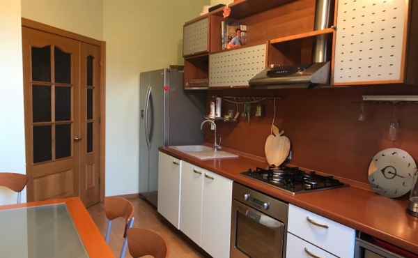 Trilocale in ottime condizioni in affitto in zona Baumanskaya