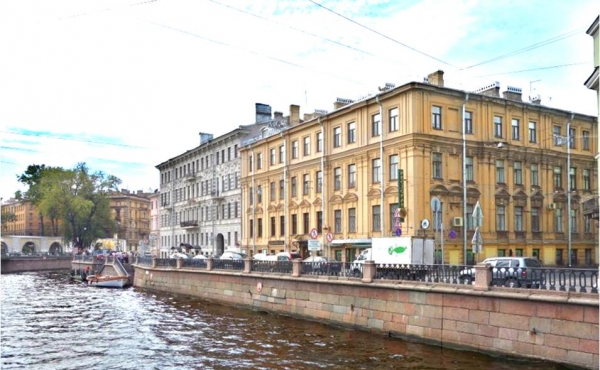 Renovated 5-room apartment with windows facing the Griboedov Canal embankment
