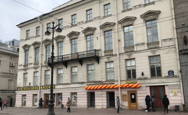 Locale fronte strada su Nevsky Prospekt in vendita come investimento a reddito
