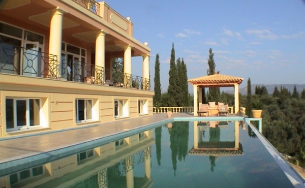 Maestosa villa in stile neoclassico con splendida vista mare a Corfù
