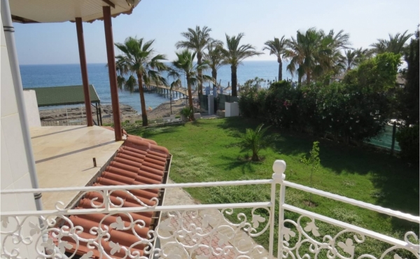 Seaside house for sale in coastal town in the Alanya district