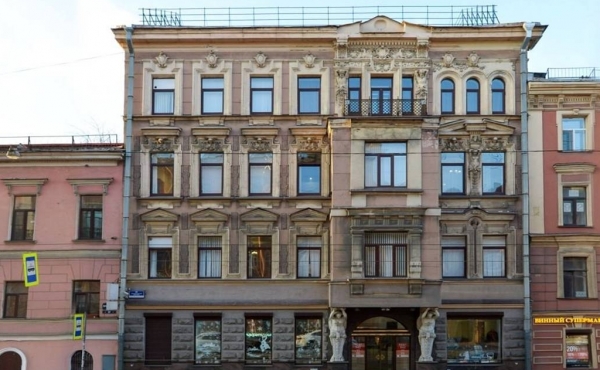 Edificio accostato di 2000 m2 in affitto su Lermontovsky Prospekt