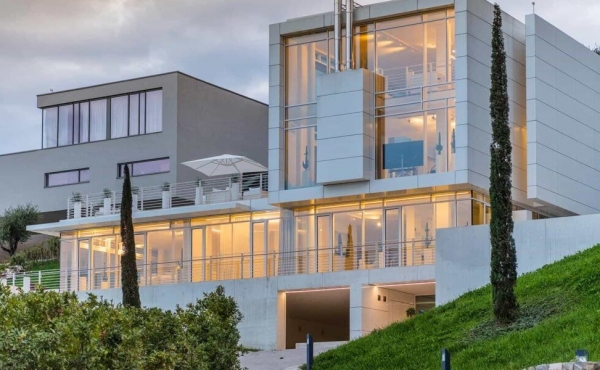 Unique villa with futuristic design for sale on Lake Garda