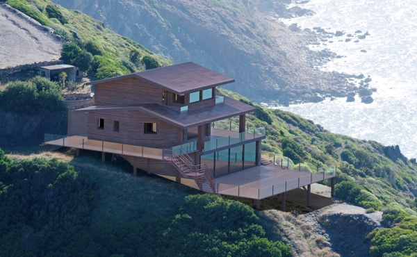 House on a cliff with direct access to the sea