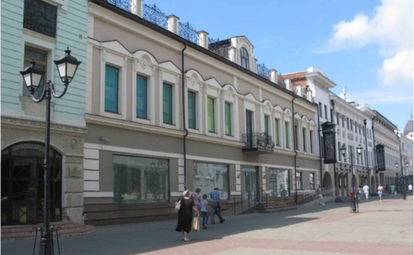 Здание коммерческого назначения в пешеходной зоне в центре Казани