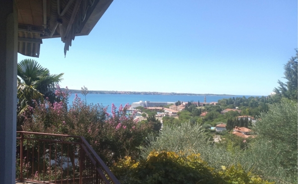 House with garden, pool and sea views for sale in Portoroz