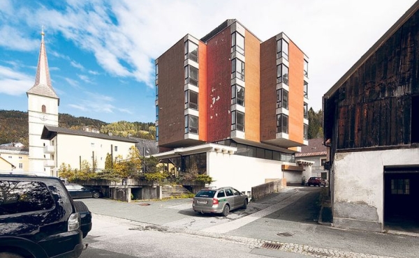 Hotel for renovation in Carinthia for sale at reduced price